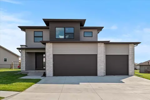 202 Augusta Dr, Treynor, IA 51575