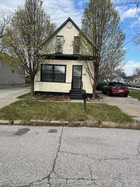 802 S 10th St, Council Bluffs, IA 51501