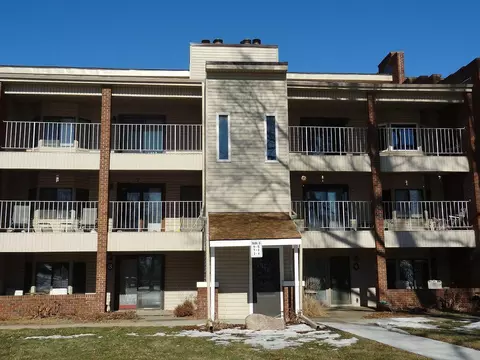4 Lakeshore Ct, Council Bluffs, IA 51501