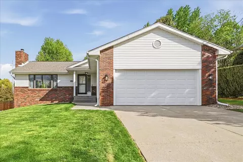 105 Kingsridge Dr, Council Bluffs, IA 51503