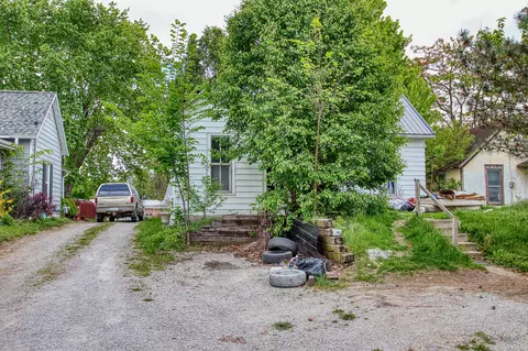 515 S 16th St, Centerville, IA 52544
