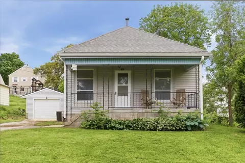 707 Oak St, Oakland, IA 51560