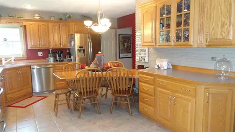 426 Ivanhoe Rd, Waterloo, IA 50701 photo 2
