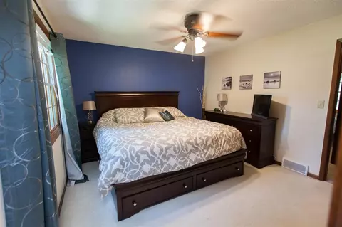 825 E San Marnan Dr, Waterloo, IA 50702 photo 9