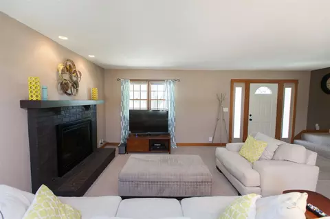 825 E San Marnan Dr, Waterloo, IA 50702 photo 3