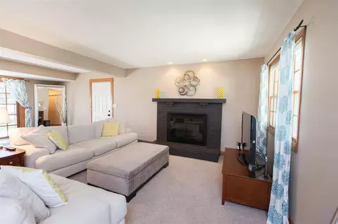 825 E San Marnan Dr, Waterloo, IA 50702 photo 2