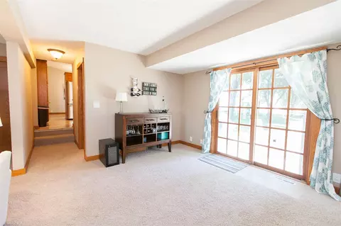 825 E San Marnan Dr, Waterloo, IA 50702 photo 4