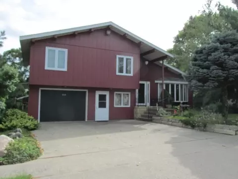608 SE 4th Ave, Cascade, IA 52033 photo 1