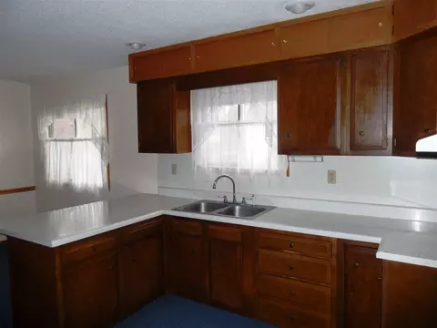 902 W 3rd St, Sumner, IA 50674 photo 2