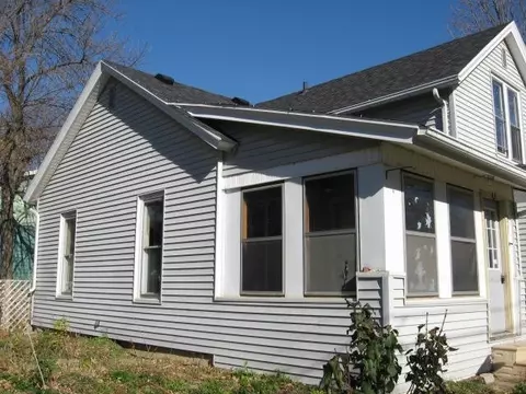 310 E 9th St, Cedar Falls, IA 50613 photo 2