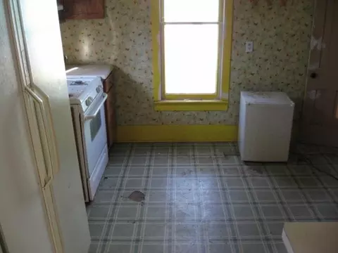 310 E 9th St, Cedar Falls, IA 50613 photo 7