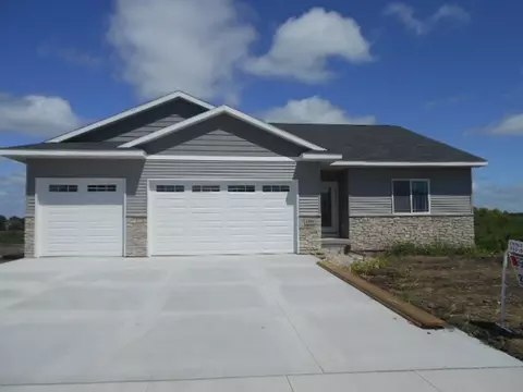 1896 Red Tail Dr, Waterloo, IA 50701 photo 1