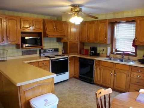 907 S Mill St, Decorah, IA 52101 photo 2
