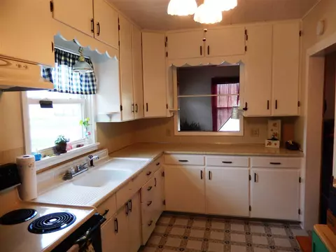 530 E 2nd St, Sumner, IA 50674 photo 3