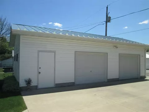 1722 Bertch Ave, Waterloo, IA 50702 photo 2