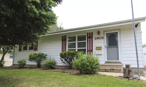 1902 Cornwall Ave, Waterloo, IA 50702 photo 1