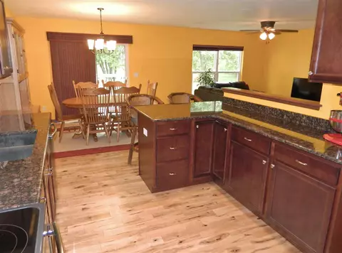 4127 Mockingbird Ln, Waterloo, IA 50702 photo 2