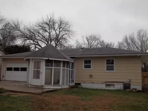 524 Devonshire Dr, Waterloo, IA 50701 photo 2