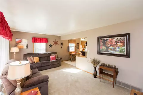 1720 Upton Ave, Waterloo, IA 50701 photo 2