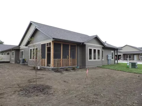 602 E Water St #1, Decorah, IA 52101 photo 2