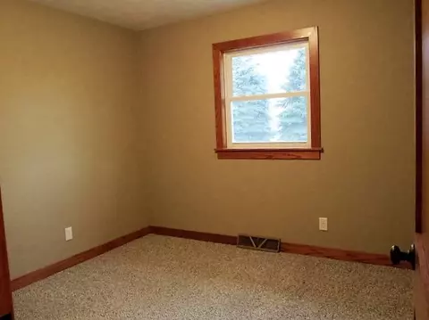 1018 2nd Ave, Cascade, IA 52033 photo 8