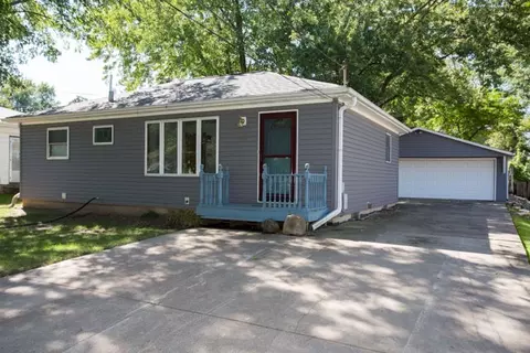 166 Vincent Rd, Waterloo, IA 50701 photo 1