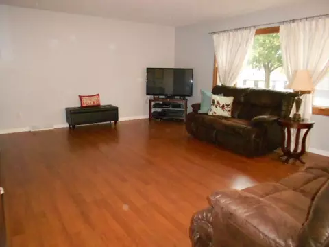 542 Beverly Hls, Waterloo, IA 50701 photo 2