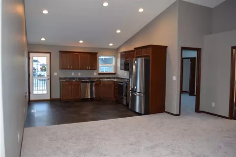 716 Grindstone Cir, Waterloo, IA 50702 photo 3
