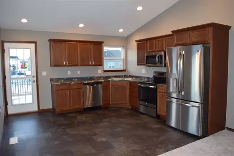 716 Grindstone Cir, Waterloo, IA 50702 photo 2