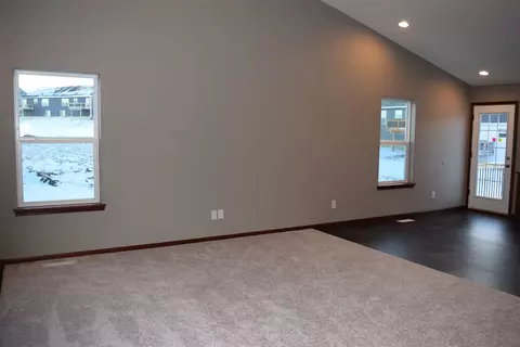 716 Grindstone Cir, Waterloo, IA 50702 photo 4
