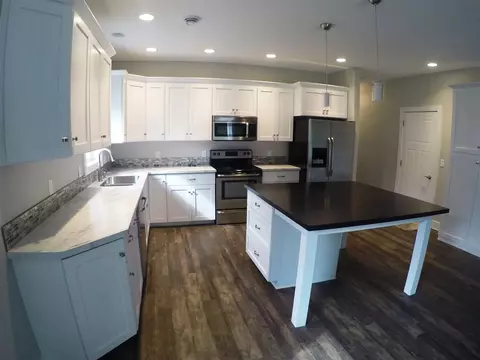616 Clair St, Cedar Falls, IA 50613 photo 2