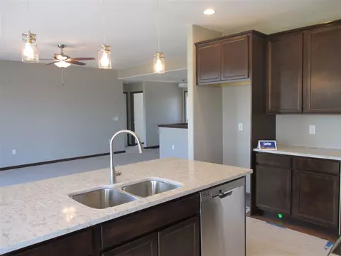 1217 Partridge Ln, Waterloo, IA 50701 photo 3