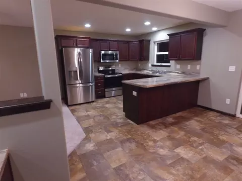 714 Grindstone Cir, Waterloo, IA 50702 photo 3