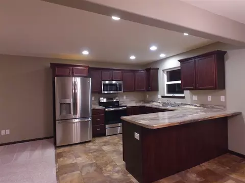 714 Grindstone Cir, Waterloo, IA 50702 photo 2
