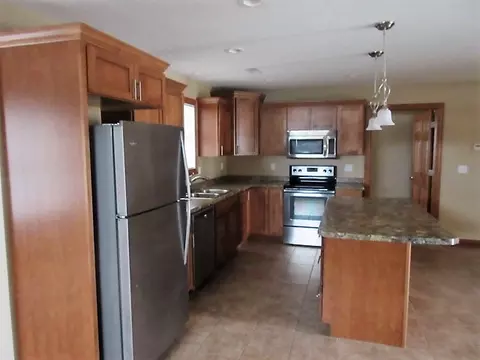 809 SE 6th Ave, Cascade, IA 52033 photo 3