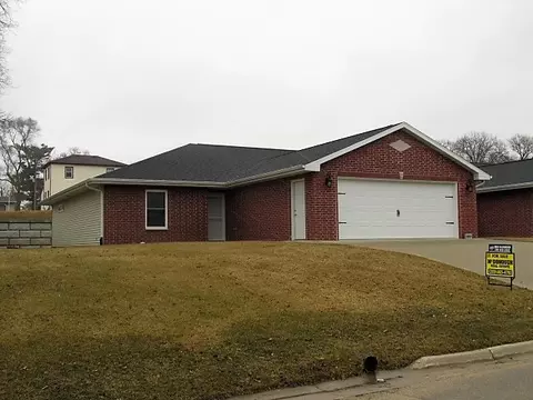 809 SE 6th Ave, Cascade, IA 52033 photo 1
