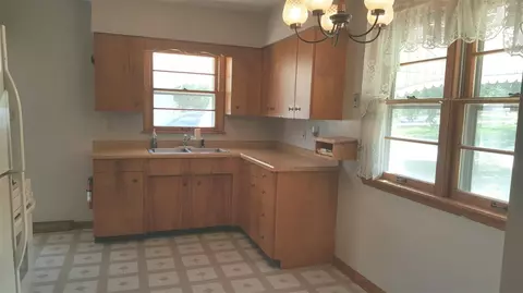 433 Beverly Hills St, Waterloo, IA 50701 photo 3