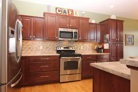 2717 Pendleton Dr, Cedar Falls, IA 50613 photo 2