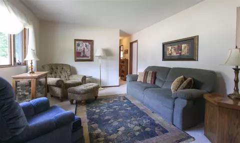 451 Devonshire Dr, Waterloo, IA 50701 photo 2