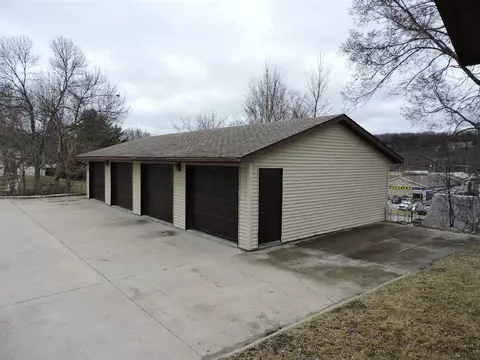 805 Fair St, Decorah, IA 52101 photo 4