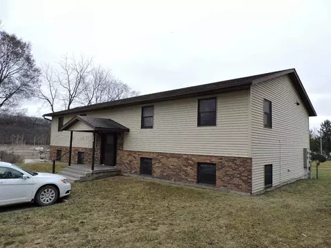 805 Fair St, Decorah, IA 52101 photo 2