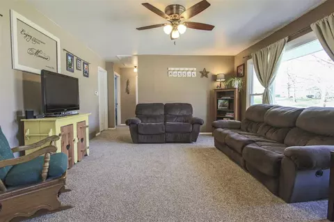 131 Vincent Rd, Waterloo, IA 50701 photo 3