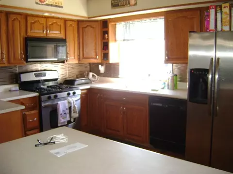 715 E 3rd Ave, Cresco, IA 52136 photo 2