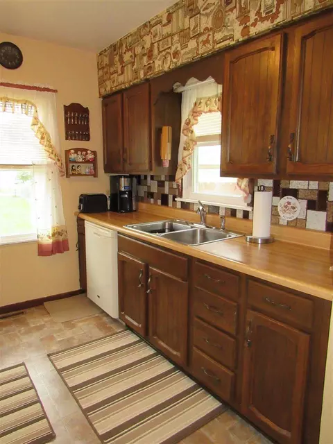 1437 Bertch Ave, Waterloo, IA 50702 photo 5