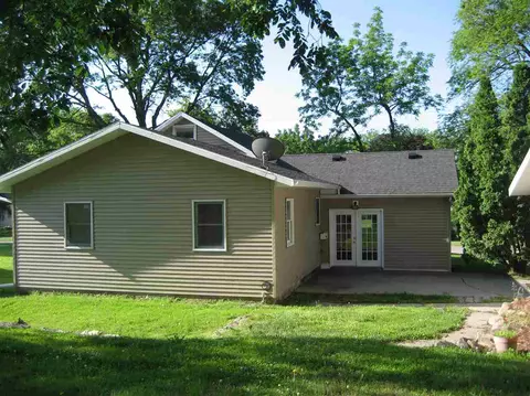 537 N Cherry St, Shell Rock, IA 50670 photo 2