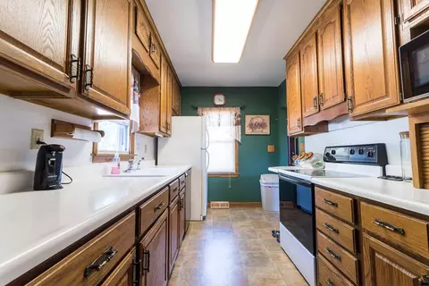 875 Maxwell St, Waterloo, IA 50701 photo 2