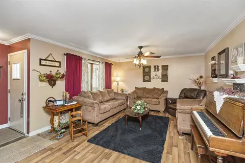 740 E Main St, Denver, IA 50622 photo 2