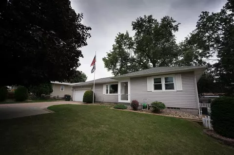 1158 E Ridgeway Ave, Waterloo, IA 50702 photo 1