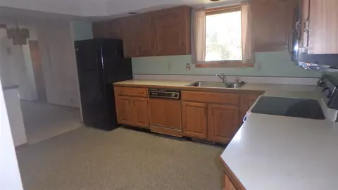 301 Holstead St, Dysart, IA 52224 photo 2