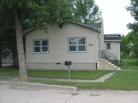 205 E Dunkerton St, Dunkerton, IA 50626 photo 2